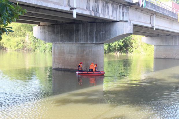Người đàn ông đâm vợ 2 nhát dao rồi nhảy cầu tự tử-1