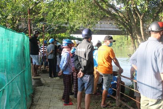 Người đàn ông đâm vợ 2 nhát dao rồi nhảy cầu tự tử