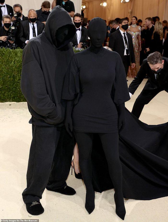 Bộ đồ bóng đêm Kim Kardashian y chang hung thủ truyện Conan-1