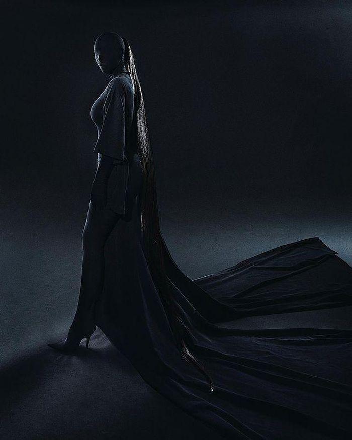 Bộ đồ bóng đêm Kim Kardashian y chang hung thủ truyện Conan-2