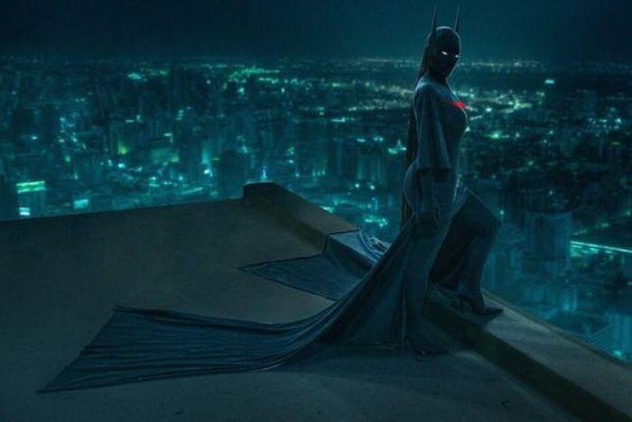 Bộ đồ bóng đêm Kim Kardashian y chang hung thủ truyện Conan-10