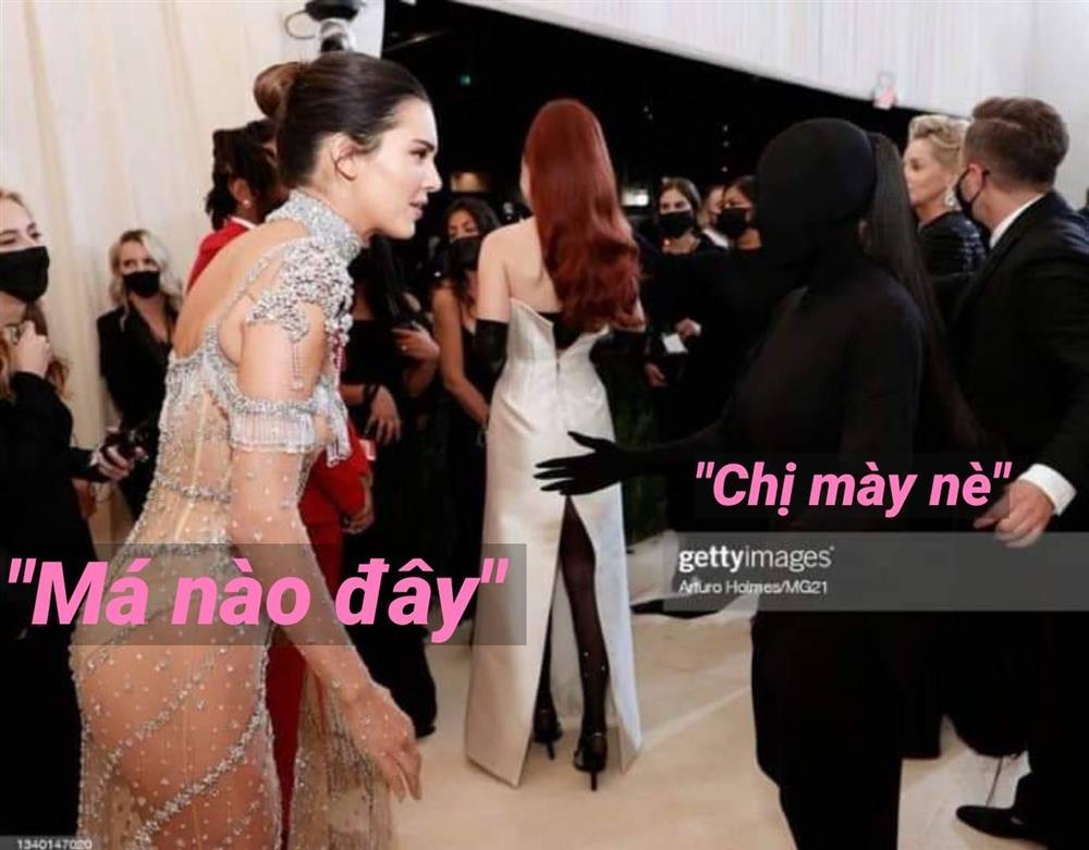 Bộ đồ bóng đêm Kim Kardashian y chang hung thủ truyện Conan-6