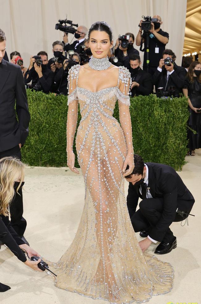 Toang hoác như nhau, Kendall được khen còn Ngọc Trinh thảm họa-1