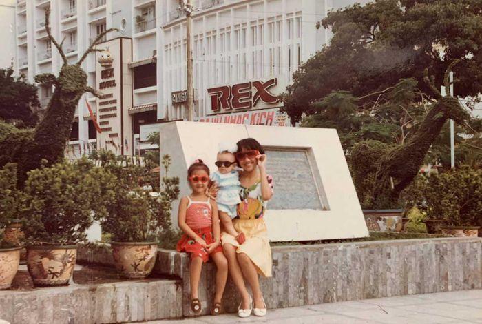 BTV Hoài Anh gây sốt với ảnh hồi nhỏ, chễm chệ trên báo từ bé-5