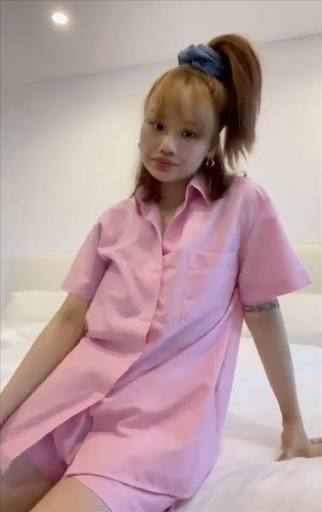 Miu Lê dùng quần bò cũ làm dây buộc tóc scrunchie cực trendy-2