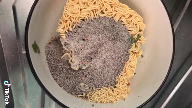 Pha gói mì tôm không xong, dân mạng thương xót cô gái ngáo ngơ-1