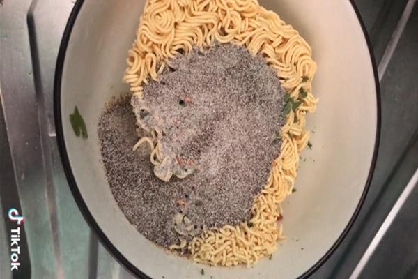 Bé 8 tuổi sốc phản vệ sau khi ăn mì tôm: Bác sĩ chỉ cách cứu mạng-2