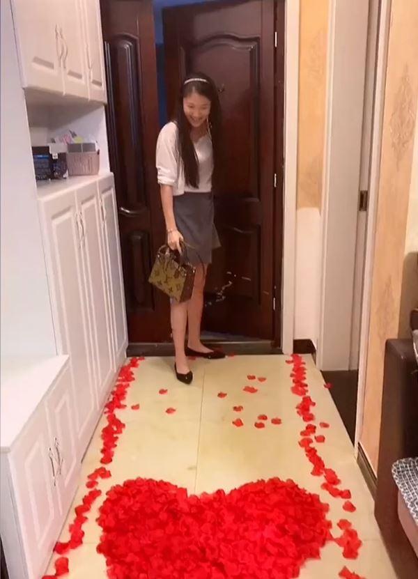 Chồng chào đón bằng hoa hồng, vợ hạnh phúc cho đến khi vào bếp-1