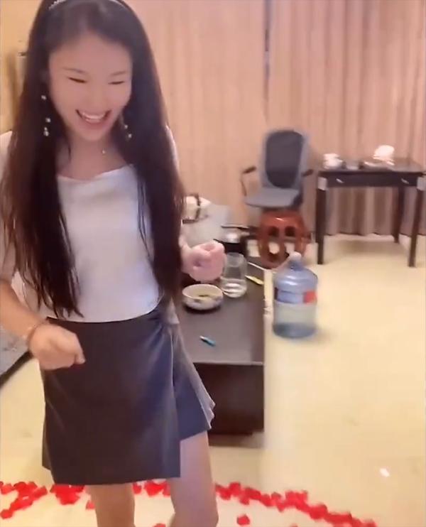 Chồng chào đón bằng hoa hồng, vợ hạnh phúc cho đến khi vào bếp-2