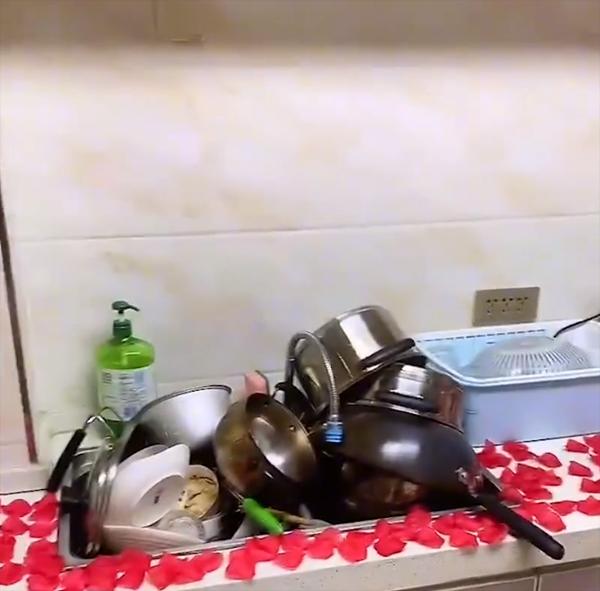 Chồng chào đón bằng hoa hồng, vợ hạnh phúc cho đến khi vào bếp-4