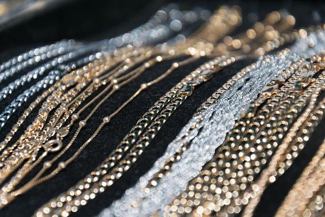 Mối nguy hiểm của sở thích cấy xích vàng vào da đầu-2