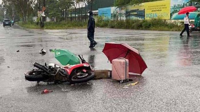 Hà Nội: Bàng hoàng đôi nam nữ đi xe máy bị sét đánh tử vong-2