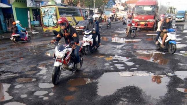 Ổ gà ở Việt Nam đã là gì, thế giới có những con đường nhìn đã hết vía-12