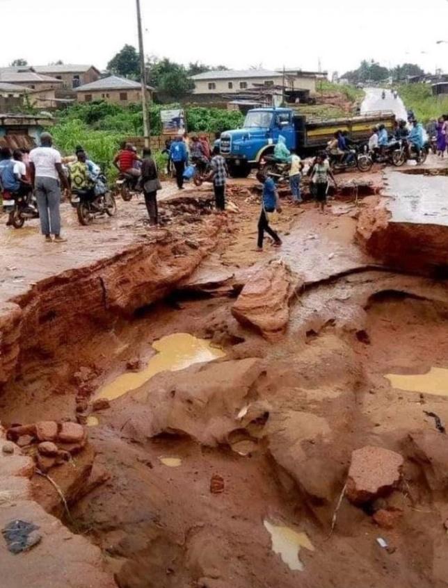 Ổ gà ở Việt Nam đã là gì, thế giới có những con đường nhìn đã hết vía-8