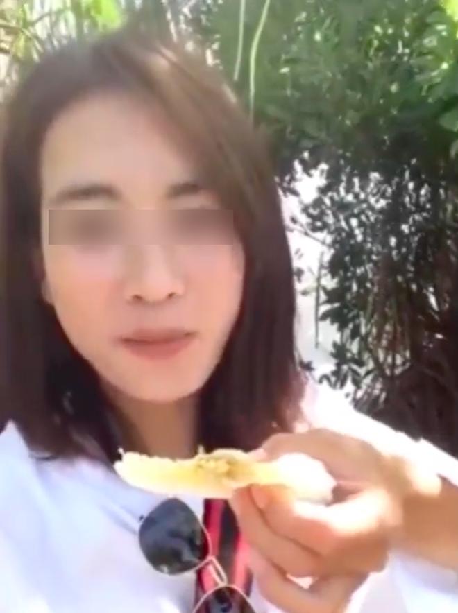 Gái xinh ra tận vườn ăn mật ong, về nhà nhìn môi sưng như đỉa-1