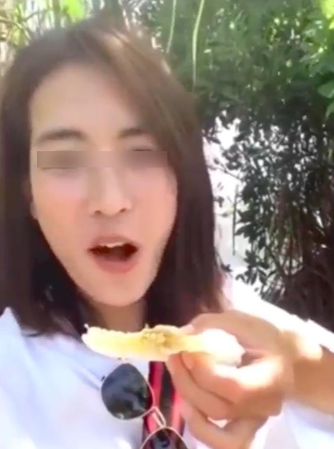 Gái xinh ra tận vườn ăn mật ong, về nhà nhìn môi sưng như đỉa-2