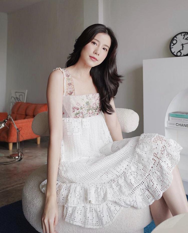 Mỹ nhân Thái Lan phối váy áo hoa đón thu không lo sến súa-1