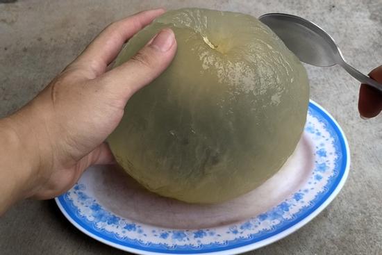 Quả nhãn đột biến to bằng quả bưởi, để ý kỹ mới thấy đáng ngờ