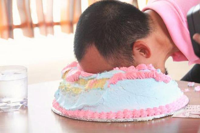 Thứ kinh hoàng ẩn trong trò chơi úp bánh kem lên mặt-3