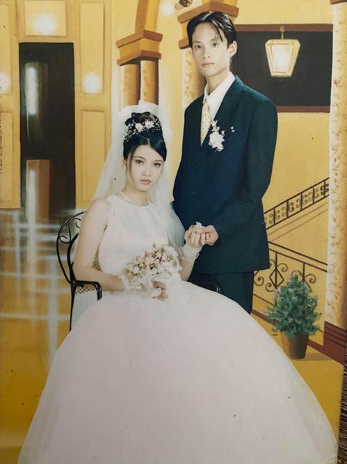 Hạ Vy lên xe hoa năm 2001, khi mới 17 tuổi. Chồng cô - anh Từ Đức Hưng - lúc đó 18 tuổi. Trước khi kết hôn, cả hai có mối tình tuổi học trò ngọt ngào. Họ quyết định đến với nhau ngay sau khi tốt nghiệp.