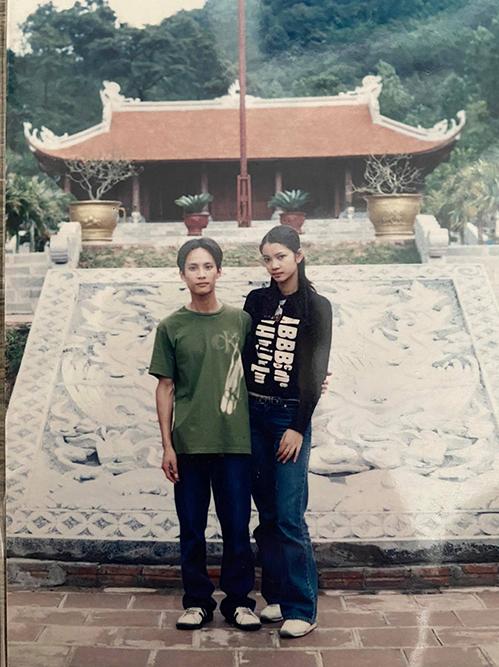 Thuở hẹn hò, anh Hưng gầy và thấp hơn người yêu. Lấy vợ được 2 năm, anh tăng cân nặng nhưng vẫn nhỏ bé so với bà xã người mẫu.