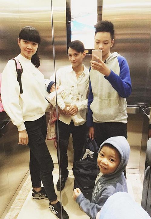 Vợ chồng Hạ Vy đón bé út năm 2015. Chồng cô vẫn hăng hái hỗ trợ vợ chăm con và san sẻ việc nhà, gánh vác những trách nhiệm lớn. "Chồng tôi ít nói với người lạ nhưng ở bên gia đình thì hài hước, vui tính. Cuộc sống hôn nhân nhẹ nhàng hơn vì anh biết giúp đỡ, chia sẻ việc gia đình", cô bảo.