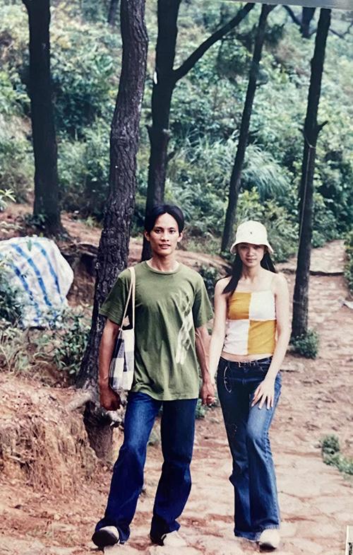 Ảnh chụp năm 2003, lúc này Hạ Vy đã là mẹ của cậu con trai 2 tuổi. Cô tiết lộ chồng có thói quen nắm tay mỗi khi cả hai ra ngoài. Anh duy trì điều ấy từ lúc mới yêu đến nay đã tròn 20 năm.