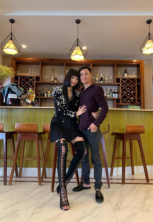 Sự nghiệp của Hạ Vy luôn có bóng dáng chồng cô. Lúc trước, anh đưa đón vợ đi diễn, tham dự sự kiện, còn hiện tại hỗ trợ cô điều hành công ty đào tạo người mẫu.