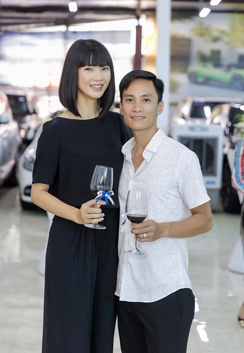 Ngoại hình "đũa lệch" nhưng cặp vợ chồng chăm chụp hình chung. Anh Hưng tự hào về người vợ nổi tiếng, còn Hạ Vy ngày càng yêu chồng, ghi nhận sự hy sinh của anh cho gia đình.