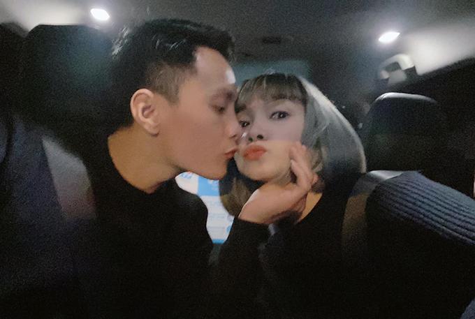 20 năm bên nhau, cả hai vẫn thích dành cho đối phương cử chỉ lãng mạn như thuở ban đầu. "Bây giờ chúng tôi gần như không giận hờn hoặc nhiều lắm thì mỗi năm tranh luận 1-2 lần vì còn bận yêu nhau", Hạ Vy nói.