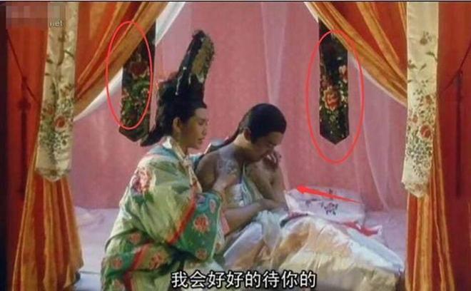 Trong phim Lộc đỉnh ký do Châu Tinh Trì và Khâu Thục Trinh đóng, hai tấm vải trang trí ban đầu vẫn được đính trên rèm cửa.