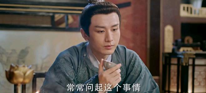 Trong khi đó, nam chính do Thành Nghị đóng cũng lọt vào tầm ngắm của fan. Ở cảnh quay đầu tiên, tách trà trong tay nam diễn viên có màu xám đơn giản.