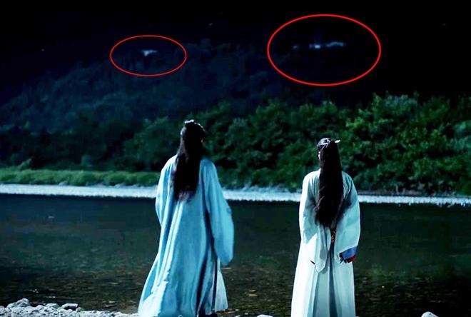 Ở phân cảnh khi Ôn Khách Hành và Chu Tử Thư (Trương Triết Hạn) đứng bên bờ sông trò chuyện vào buổi đêm, những chiếc ô tô đỗ trên đường vô tình lọt vào ống kính máy quay.