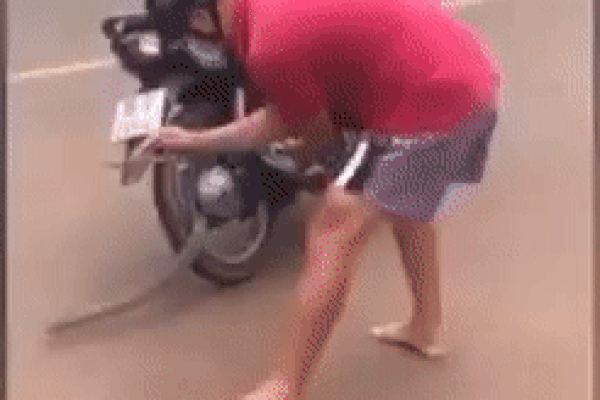 'Bé Na' quấn vào bánh xe, ông chú xử lý ai nấy đứng tim