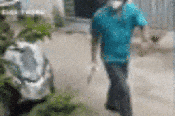 Kinh hãi người đàn ông vác dao rượt đuổi, chém hàng xóm tới tấp