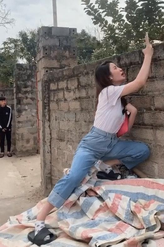 Bồ mới Quang Hải đăng clip khoe dáng đứng khiêu khích-3