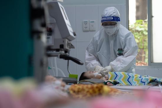 Giành sự sống cho con ở bệnh viện tuyến cuối điều trị Covid-19