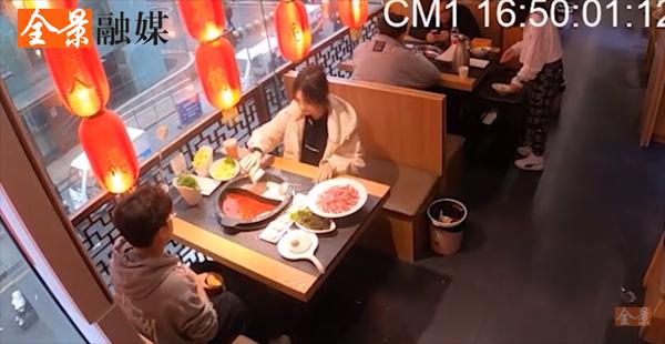 Dẫn bạn gái đi ăn cầu hôn, chàng trai nhúng luôn tay vào nồi lẩu-1