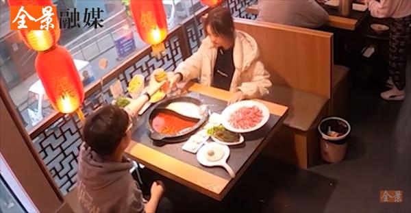 Dẫn bạn gái đi ăn cầu hôn, chàng trai nhúng luôn tay vào nồi lẩu-2