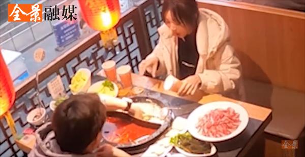 Dẫn bạn gái đi ăn cầu hôn, chàng trai nhúng luôn tay vào nồi lẩu-4