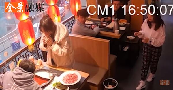 Dẫn bạn gái đi ăn cầu hôn, chàng trai nhúng luôn tay vào nồi lẩu-5