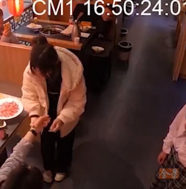 Dẫn bạn gái đi ăn cầu hôn, chàng trai nhúng luôn tay vào nồi lẩu-6