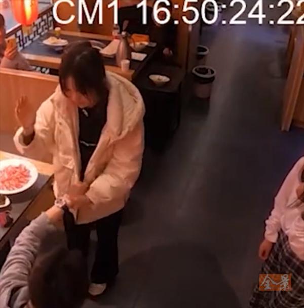 Dẫn bạn gái đi ăn cầu hôn, chàng trai nhúng luôn tay vào nồi lẩu-7