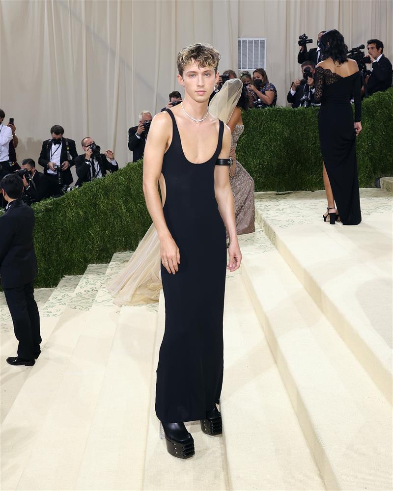 met-gala-troye-sivan-02.jpeg