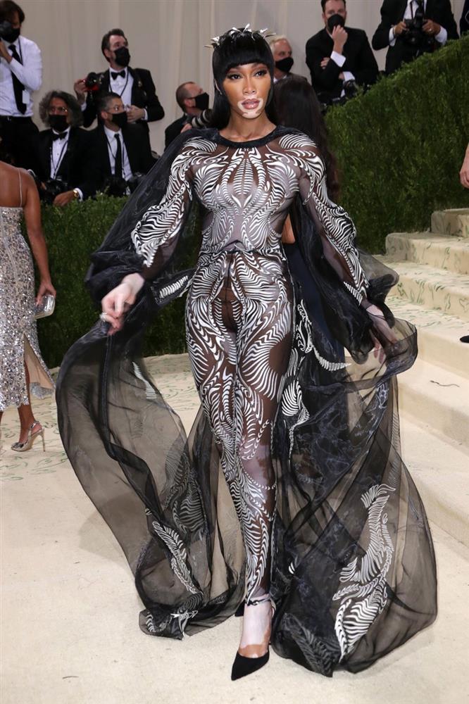 Sao Met Gala bị chụp trộm khi đang đi toilet: Rihanna đầu têu?-5