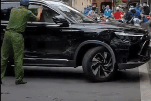 Clip: Thanh niên nghi 'ngáo đá' lái xe gây loạn phố Hà Nội