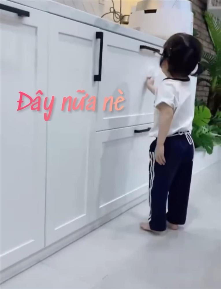 Con gái Trường Giang lộ mặt cute, làm việc nhà thoăn thoắt-1