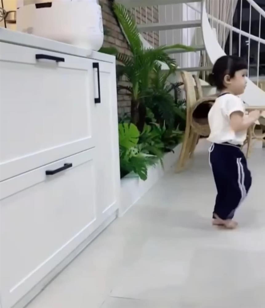 Con gái Trường Giang lộ mặt cute, làm việc nhà thoăn thoắt-3