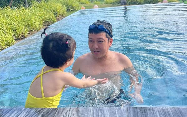 Con gái Trường Giang lộ mặt cute, làm việc nhà thoăn thoắt-8