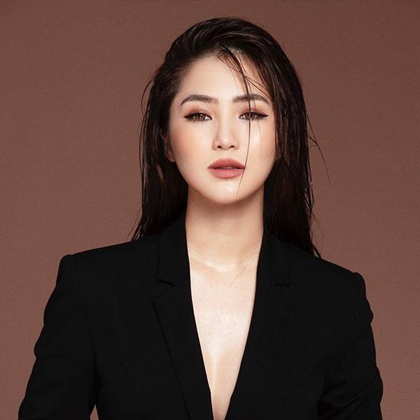 Đang ở đỉnh cao của sự nghiệp với giọng ca ngày càng "chín" cùng với hàng loạt ca khúc ăn khách ra mắt thường xuyên, Hương Tràm bỗng tuyên bố nghỉ hát, đi du học tại Mỹ khiến cả người hâm mộ lẫn người trong giới ngỡ ngàng. Chia sẻ về quyết định này, Hương Tràm cho biết do không thể sắp xếp được công việc nên dẫn đến sự mất cân bằng trong cuộc sống. Suốt 5 năm qua, cô thường xuyên mất ngủ nên phải dùng thuốc an thần. Tuy vậy, dù hô hào tạm giải nghệ trong 2 năm, ai dè mới qua 5 tháng Hương Tràm đã "rùm beng" tung teaser cho màn tái xuất với ca khúc mới.